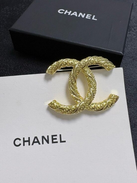 ??Chanel brooch??